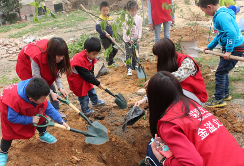 “绿荫满城，金溢同行”爱心植树活动在深圳市龙岗区南芳幼儿园举行